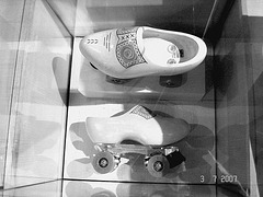 Sabots roulants /  Clogs on wheels -  Bata shoe museum  /  Toronto - CANADA .  3 juillet 2007-  Noir et blanc