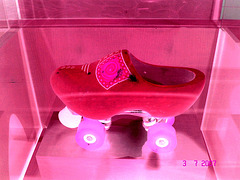 Sabots roulants /  Clogs on wheels -  Bata shoe museum  /  Toronto - CANADA .  3 juillet 2007 - Négatif RVB