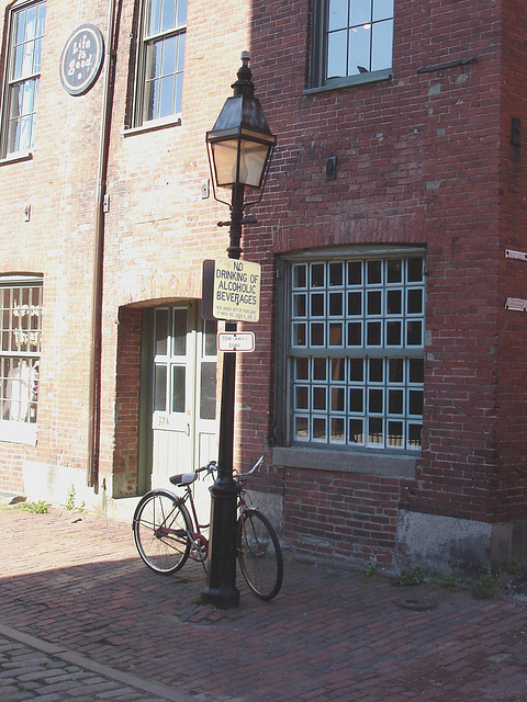 Vélo and alcool au volant  /  Alcohol and bike driving  - Portland, Maine - USA.  11 octobre 2009