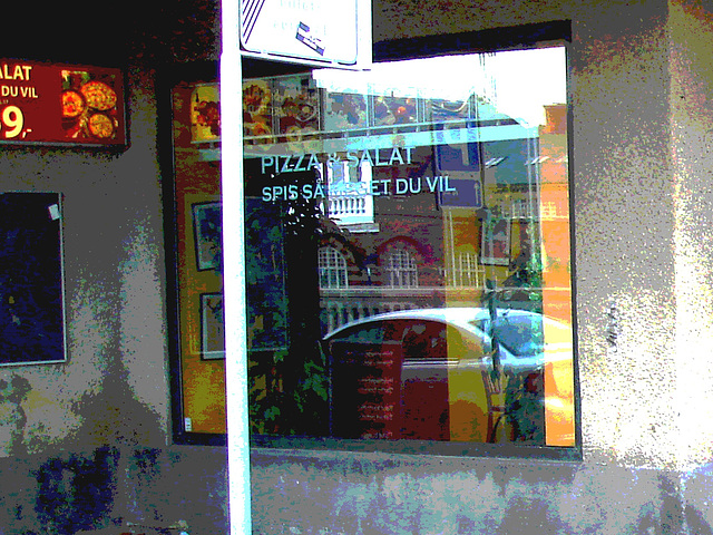 Astor pizza widow reflection /  Reflet Astorien de pizza -  Copenhague / Copenhagen - 20-10-2008 - Couleurs ravivées et postérisation