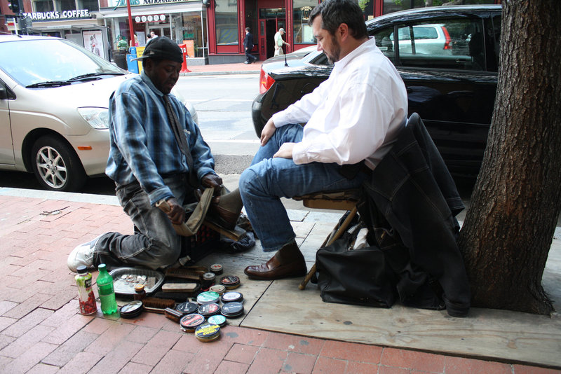 01.ShoeShiner.Chinatown.7H.NW.WDC.16April2010