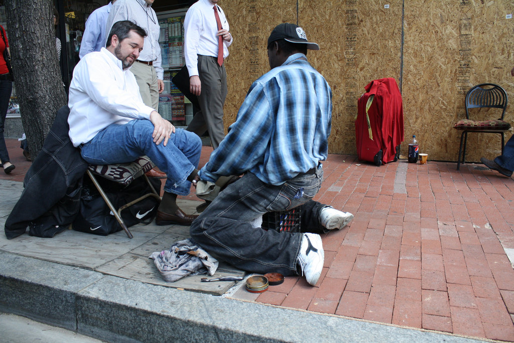 04.ShoeShiner.Chinatown.7H.NW.WDC.16April2010