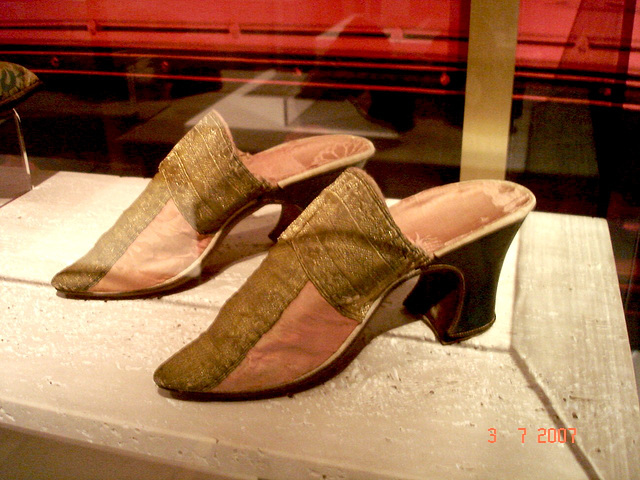 Chunky heeled ancient Mules  /  Anciennes mules aux talons trapus  - Bata Shoe Museum