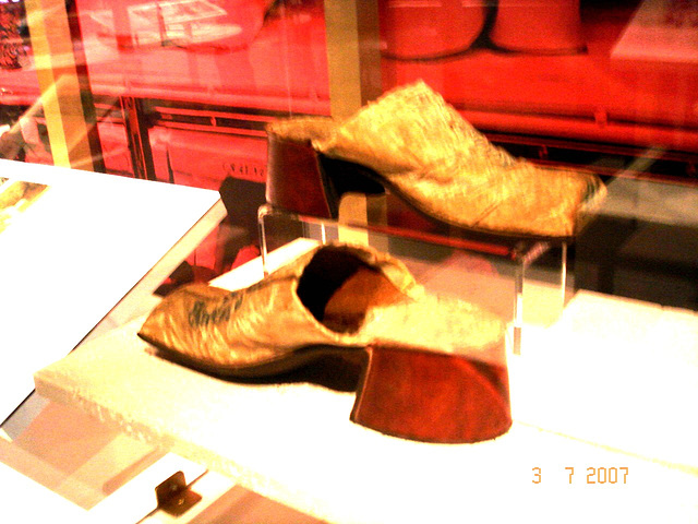 Souliers ennuques aux talons trapus / Chunky Heeled eunuch shoes- Bata Shoe Museum /   Toronto, Canada - 3 juillet 2007