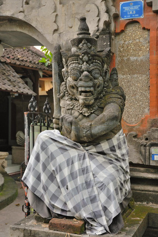 Demon statue in front of the Pura Dalem Semawa