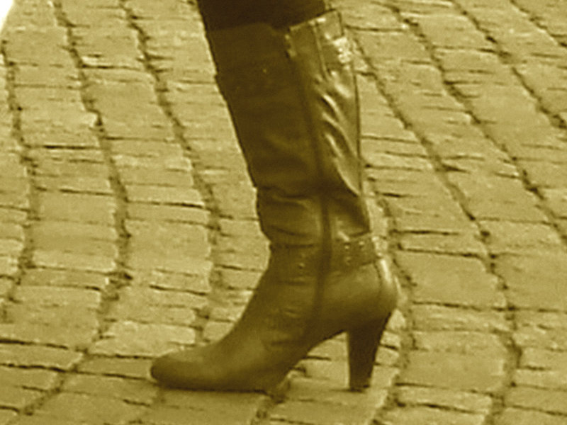 Kläd city Moms in white sneakers & high-heeled Boots / Ängelholm - Suède / Sweden.   23-10-2008- Sepia