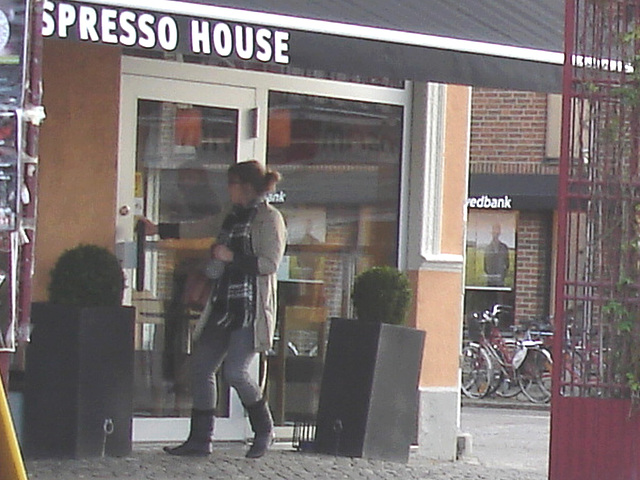 Expresso house Lady in flat boots / La Dame Expresso en bottes à talons plats - Ängelholm  / Suède- Sweden - 23 octobre 2008 -  Version éclaircie