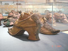 Chunky heels from a distant past / Talons trapus d'un passé lointain -  Bata shoe Museum / Toronto, CANADA -  3 juillet 2007
