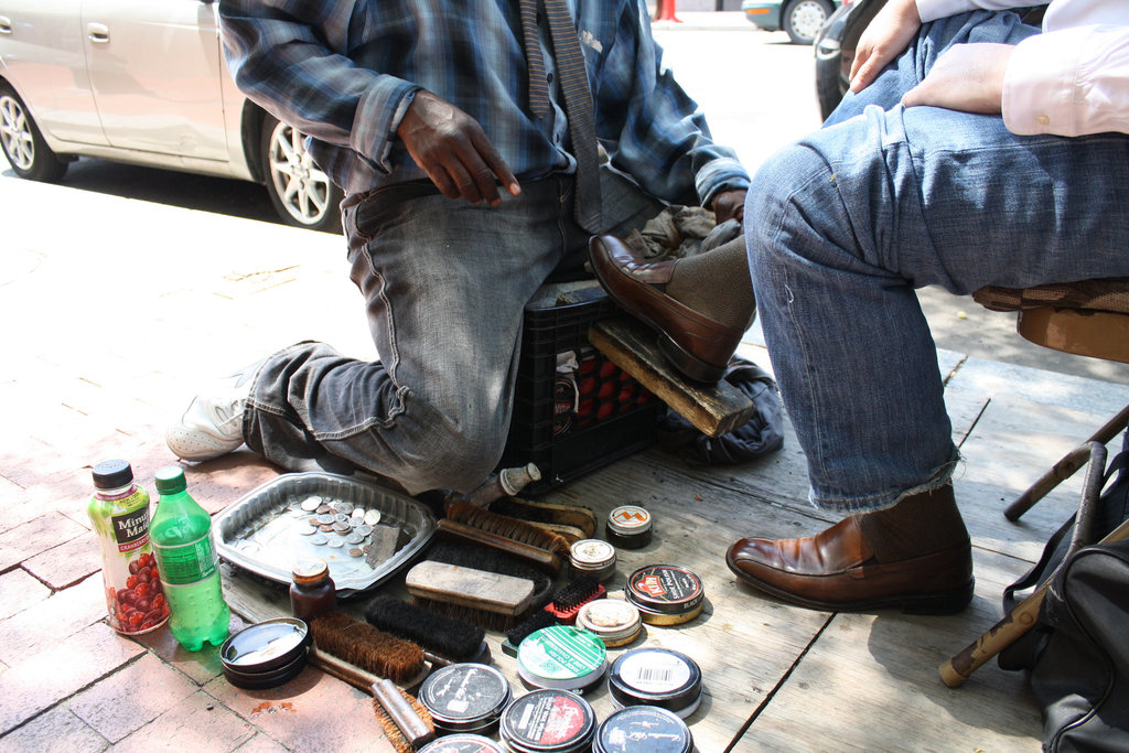 08.ShoeShiner.Chinatown.7H.NW.WDC.16April2010