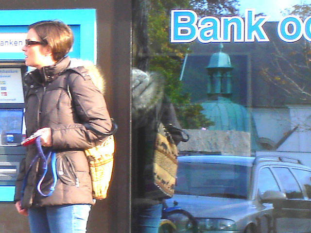 Handlesbanken booted swedish Lady with her dog /  La Dame bottée Handlesbanken avec son petit chien mignon - Version éclaircie