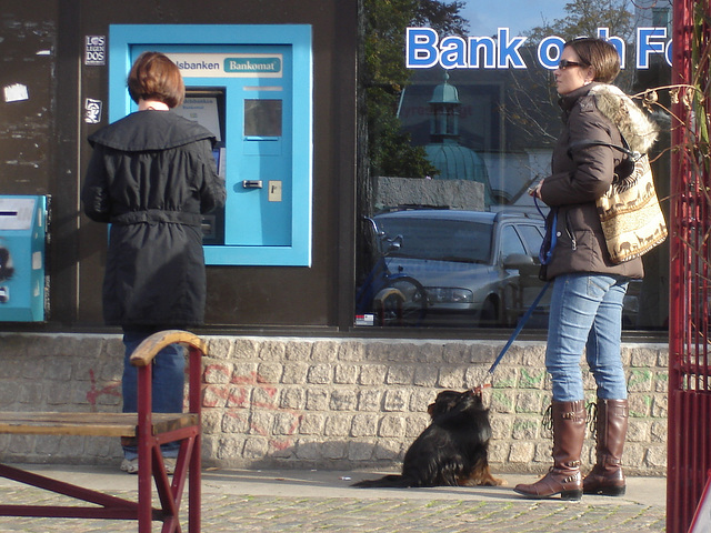 Handlesbanken booted swedish Lady with her dog /  La Dame bottée Handlesbanken avec son petit chien mignon.