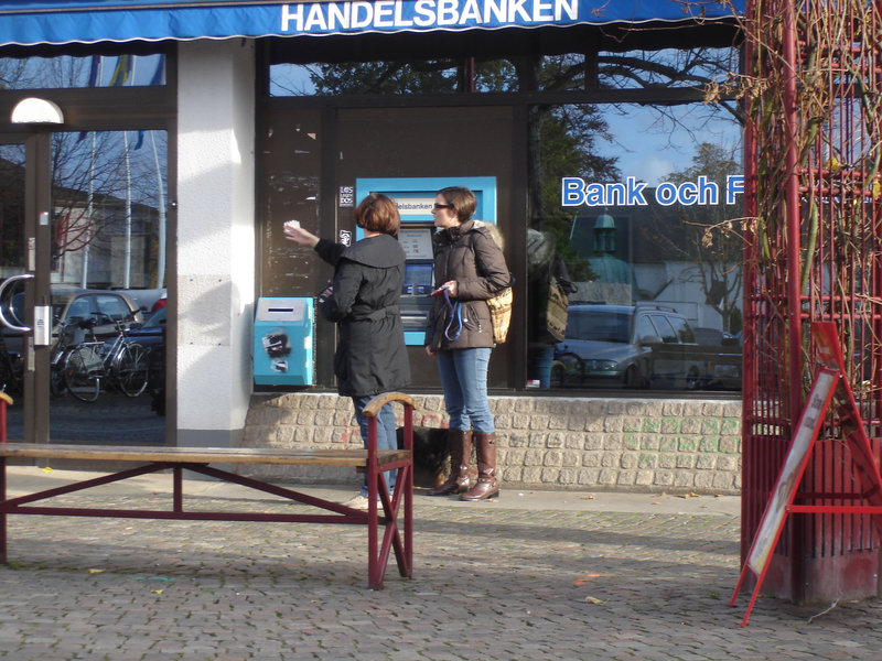 Handlesbanken booted swedish Lady with her dog /  La Dame bottée Handlesbanken avec son petit chien mignon.