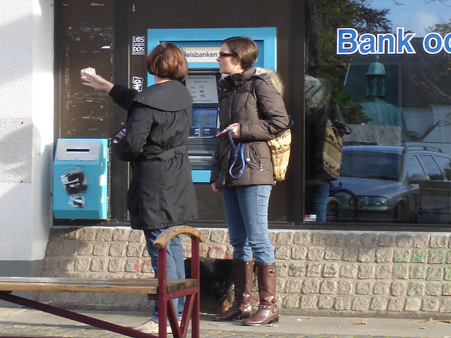 Handlesbanken booted swedish Lady with her dog /  La Dame bottée Handlesbanken avec son petit chien mignon.