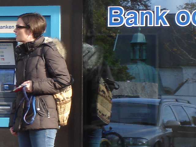 Handlesbanken booted swedish Lady with her dog /  La Dame bottée Handlesbanken avec son petit chien mignon.