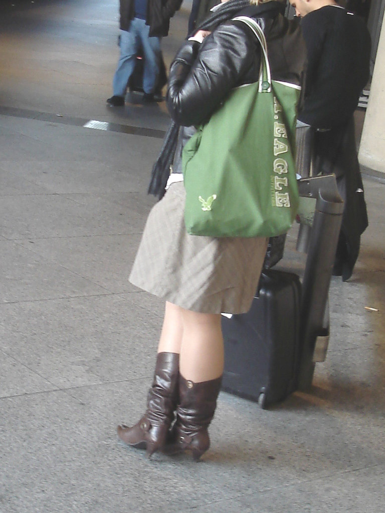 Blonde danoise à chapeau en bottes à talons hauts / Blond danish hatter in high-heeled boots -  Copenhagen, Denmark / Copenhague, Danemark.   20 octobre 2008