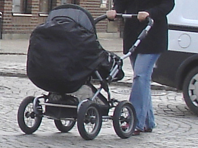 Peab blond mom on flats / Maman Peab en talons plats -  Ängelholm /    Suède - Sweden.  23 octobre 2008