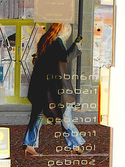 La Dame Hemlex en escarpins blancs / Hemtex Lady in white high heels shoes -  Ängelholm  /  Suède - Sweden.  23 octobre 2008 -  Négatif RVB