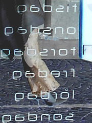 La Dame Hemlex en escarpins blancs / Hemtex Lady in white high heels shoes -  Ängelholm  /  Suède - Sweden.  23 octobre 2008 -  Négatif