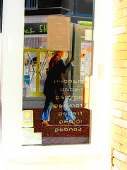 La Dame Hemlex en escarpins blancs / Hemtex Lady in white high heels shoes -  Ängelholm  /  Suède - Sweden.  23 octobre 2008- Négatif RVB
