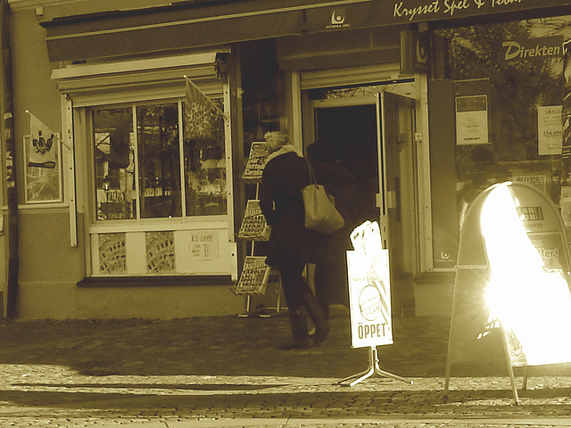 Expresso house Swedish duo - Flat boots and high heels /  Piétonnes suédoises - talons hauts et bottes à talons plats -   Ängelholm - 23-10-2008 -  Sepia