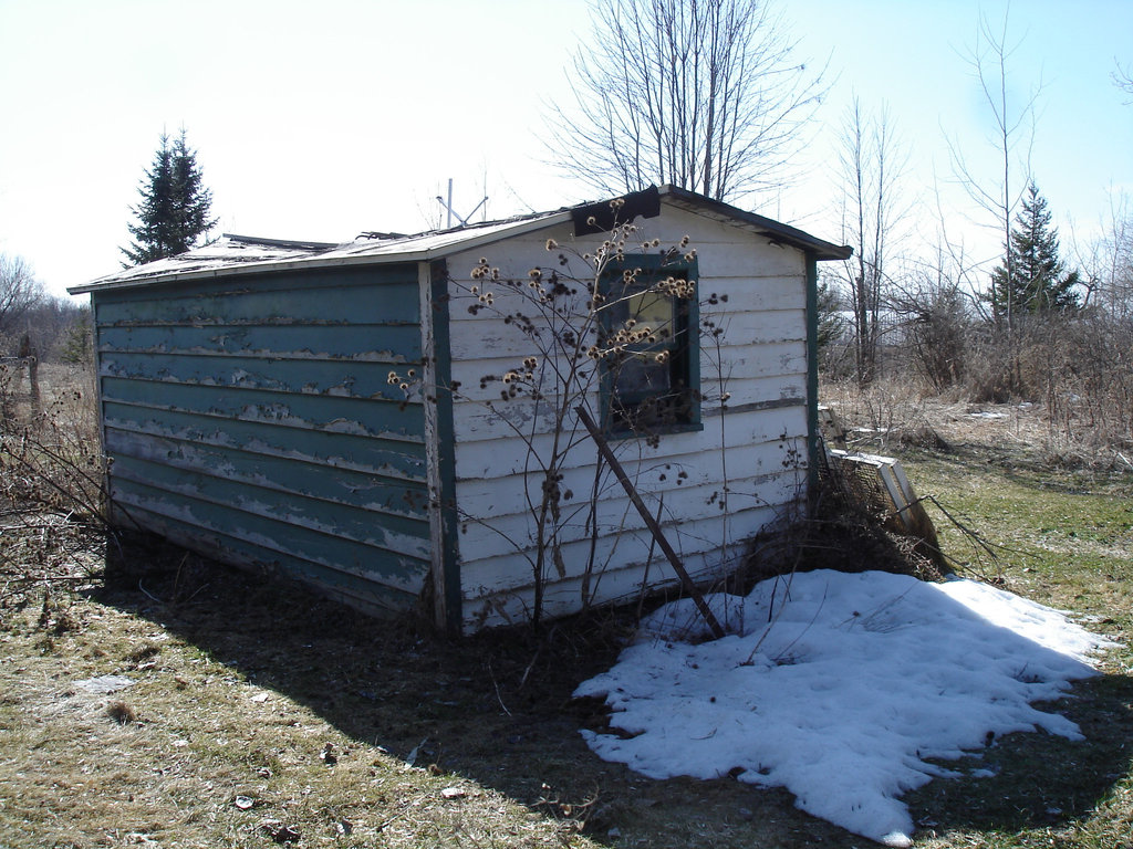 Cabanon em décrépitude /  Shed in dilapidation -  Dans ma région / In my area - Québec, CANADA,  16 mars 2010