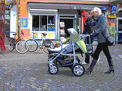 Kläd city Moms in white sneakers & high-heeled Boots / Ängelholm - Suède / Sweden.   23-10-2008  - Postérisation