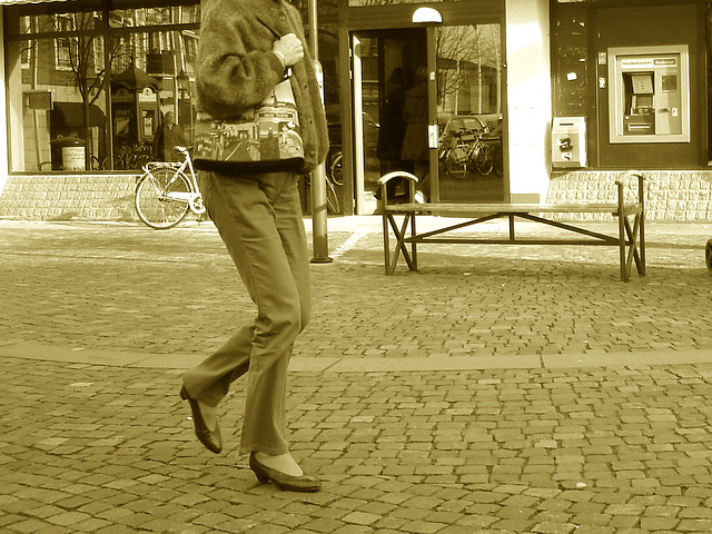 Handlesbanken ultra mature Lady in sexy rowboat shoes /  Jolie Dame d'âge mur en chaussures sexy à petits talons - Ängelholm  / Suède - Sweden.  23 octobre 2008-  Sepia