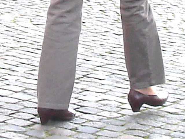 Handlesbanken ultra mature Lady in sexy rowboat shoes /  Jolie Dame d'âge mur en chaussures sexy à petits talons - Ängelholm  / Suède - Sweden.  23 octobre 2008 Version éclaircie