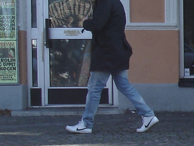 Expresso swedish boy in white sneakers /  Jeune homme suédois en espadrilles blanches -   Ängelholm / Suède - Sweden - 23-10-200