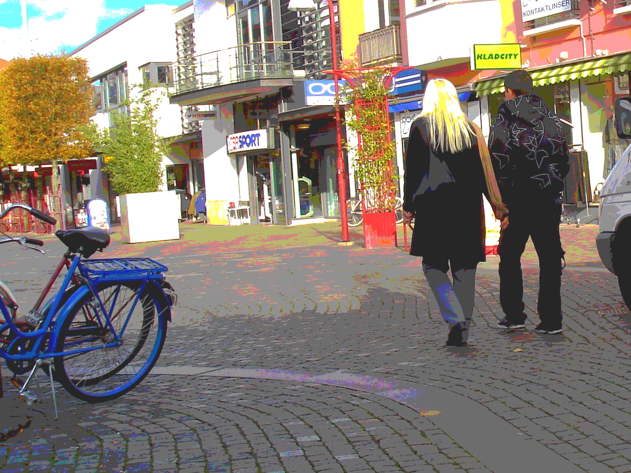 Klädcity typical Swedish blond Lady in chunky hammer heeled Boots /  Blonde typique de la Suède en bottes à talons trapus - Ängelholm / Suède - Sweden.  23 octobre 2008 - Postérisation