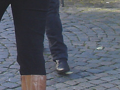 Falcon reflexion mature Lady in black gleaming boots /  Dame suédoise et mature en bottes noires et luisantes -  Ängelholm / Suède - Sweden - 23 octobre 2008