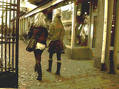 Déesses suédoises / MQ Swedish Booties walking on autumn leaves /    Ängelholm / Suède - Sweden.  23 octobre 2008  - Sepia postérisé