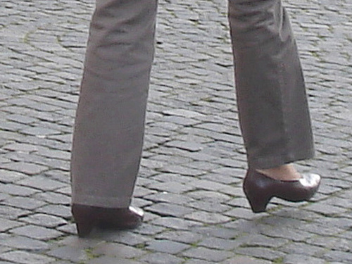 Handlesbanken ultra mature Lady in sexy rowboat shoes /  Jolie Dame d'âge mur en chaussures sexy à petits talons - Ängelholm  / Suède - Sweden.  23 octobre 2008