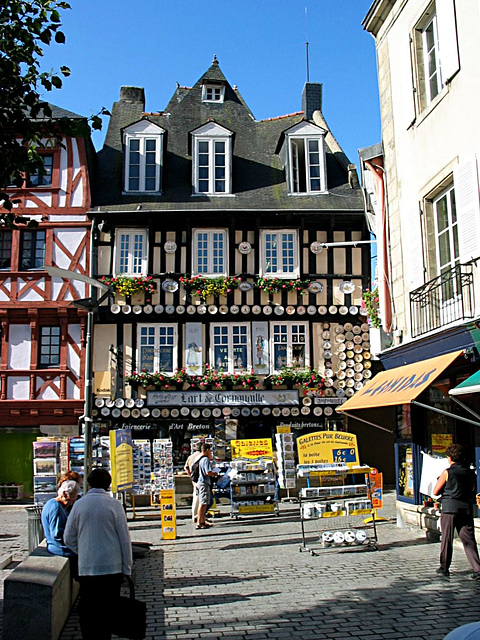 Quimper ist berühmt für seine Fayence-Manufaktur (Porzellan) Quimper ist berühmt für seine Fayence-Manufaktur (Porzellan)