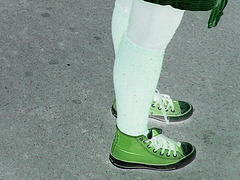 Jeune suédoise marginale en espadrilles /  Dropout outfit swedish teenager in sneakers - Ängelholm / Suède - Sweden.  23 octobre 2008. - Négatif RVB