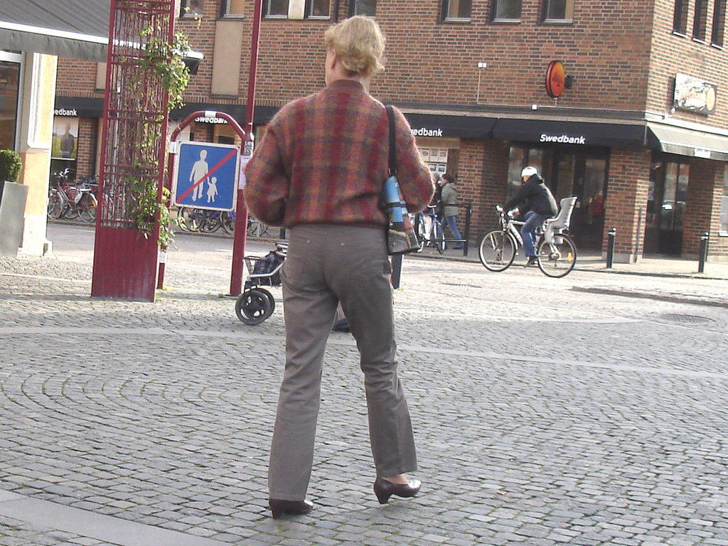 Handlesbanken ultra mature Lady in sexy rowboat shoes /  Jolie Dame d'âge mur en chaussures sexy à petits talons - Ängelholm  / Suède - Sweden.  23 octobre 2008- Version originale éclaircie