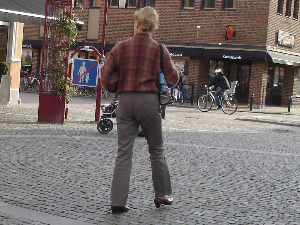 Handlesbanken ultra mature Lady in sexy rowboat shoes /  Jolie Dame d'âge mur en chaussures sexy à petits talons - Ängelholm  / Suède - Sweden.  23 octobre 2008- Version originale