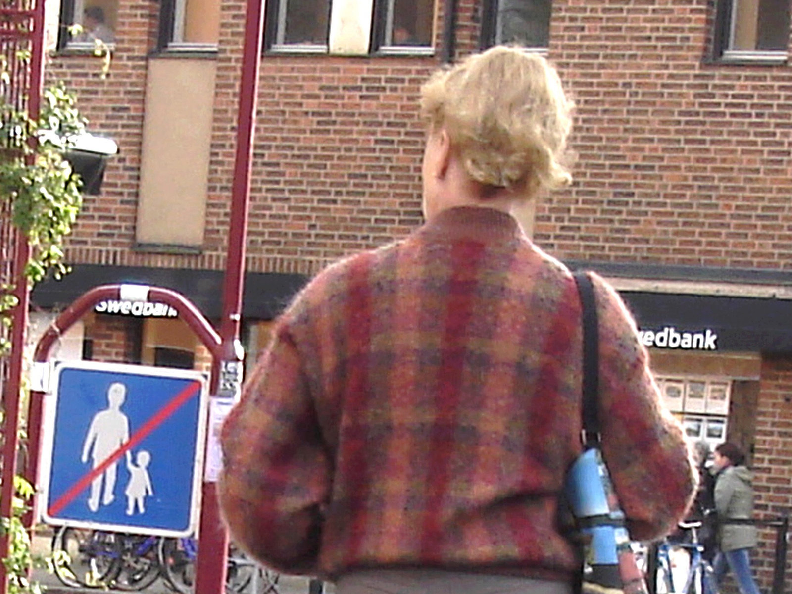 Handlesbanken ultra mature Lady in sexy rowboat shoes /  Jolie Dame d'âge mur en chaussures sexy à petits talons - Ängelholm  / Suède - Sweden.  23 octobre 2008- Version éclaircie