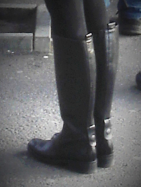 Electric Swedish blonde in chunky heeled boots /  Suédoise blonde électrique en bottes de cuir à talons trapus