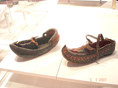 Dugout canoe shoes with phallic symbol / Bata Shoe Museum - Toronto, CANADA .  3 juillet 2007