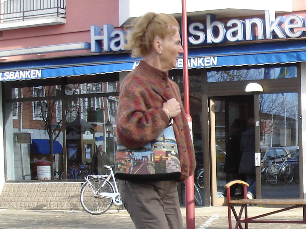 Handlesbanken ultra mature Lady in sexy rowboat shoes /  Jolie Dame d'âge mur en chaussures sexy à petits talons - Ängelholm  / Suède - Sweden.  23 octobre 2008