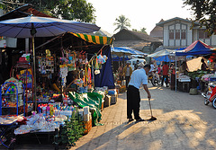 Market life at the Inthasom intersection