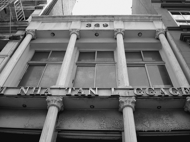 369 missing letter building Harlem NYC. 19 juillet 2008 - N & B