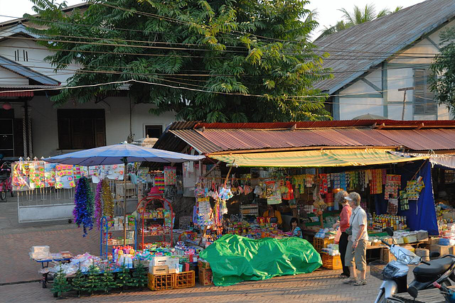 Market in front of Wat Phone Xai