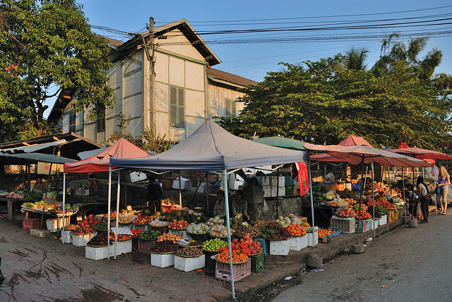 Fruit market at the Inthasom Rd.