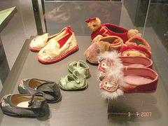 Eunuch footwears encounter  / Bata Shoe Museum. Toronto, Canada.  3 juillet 2007