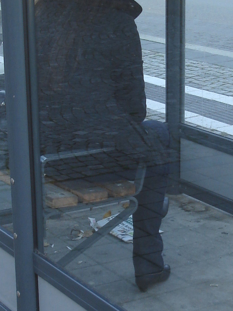 Bus shelter Lady in hidden hammer heeled boots and jeans /  Abribus et bottes de cuir à talons marteaux