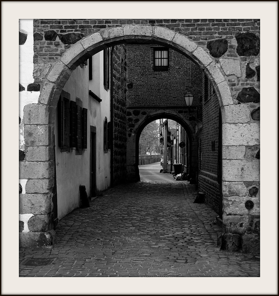 Zons, Gasse