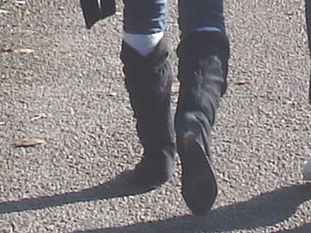 Jolie adolescente blonde en bottes à talons plats / Blond Swedish teenager in sexy flat boots  - Ängelhlom /  Sweden Suède .  23 octobre 2008