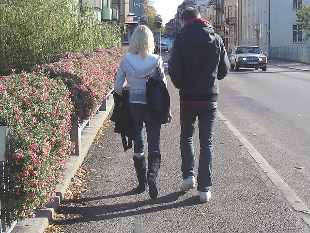 Jolie adolescente blonde en bottes à talons plats / Blond Swedish teenager in sexy flat boots  - Ängelhlom /  Sweden Suède .  23 octobre 2008